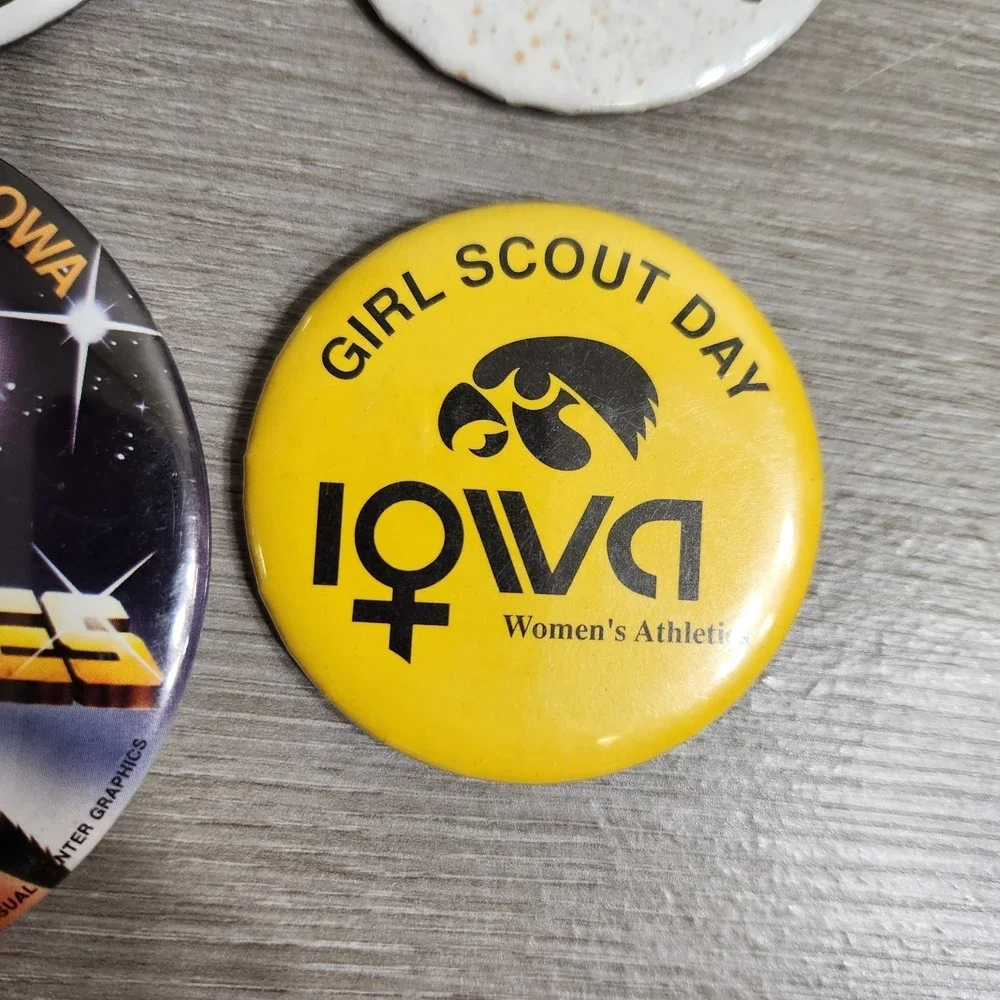 Vtg 80s 90s University of Iowa Hawkeyes Buttons/Pins 7 Pcs,Peach Bowl Gator Rose